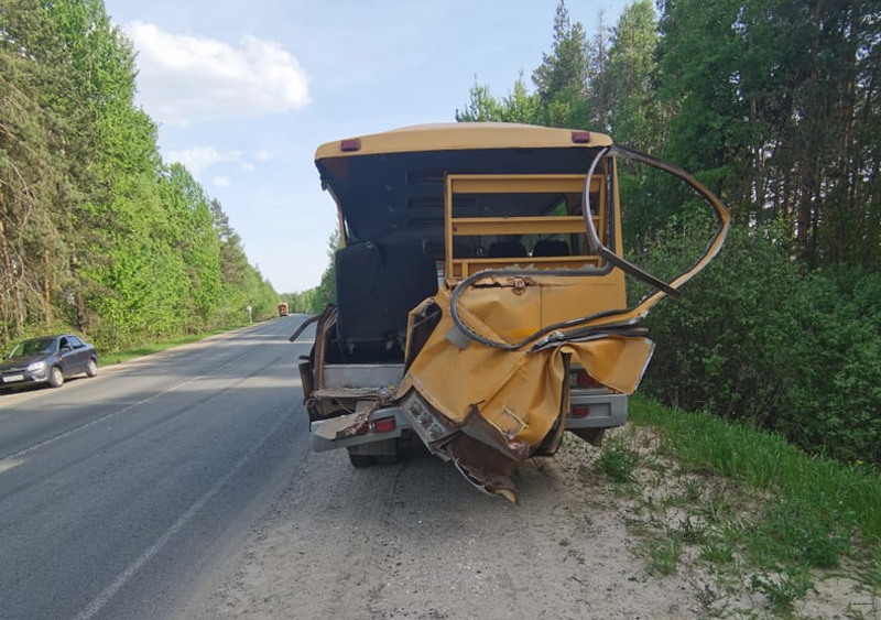 Близ Спас-Клепиков лесовоз протаранил школьный автобус